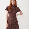 robes longues marron à pois ivoire détail noué avec mancherons courte col montant ouverture goutte sur fond blanc