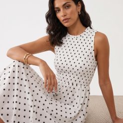 robes à pois jaune petite babydoll sans manches blanc longue imprimée de motifs noirs smockée au niveau du buste
