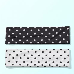 bandeaux à pois monochrome lot de 2 en noir blanc un bandeau noir a pois blancs et un bandeau blanc a pois noirs poses a plat sur un fond bleu clair