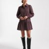 robes longues marron à pois chocolat chemise taille basse courte portée par une femme portant des bottes noires